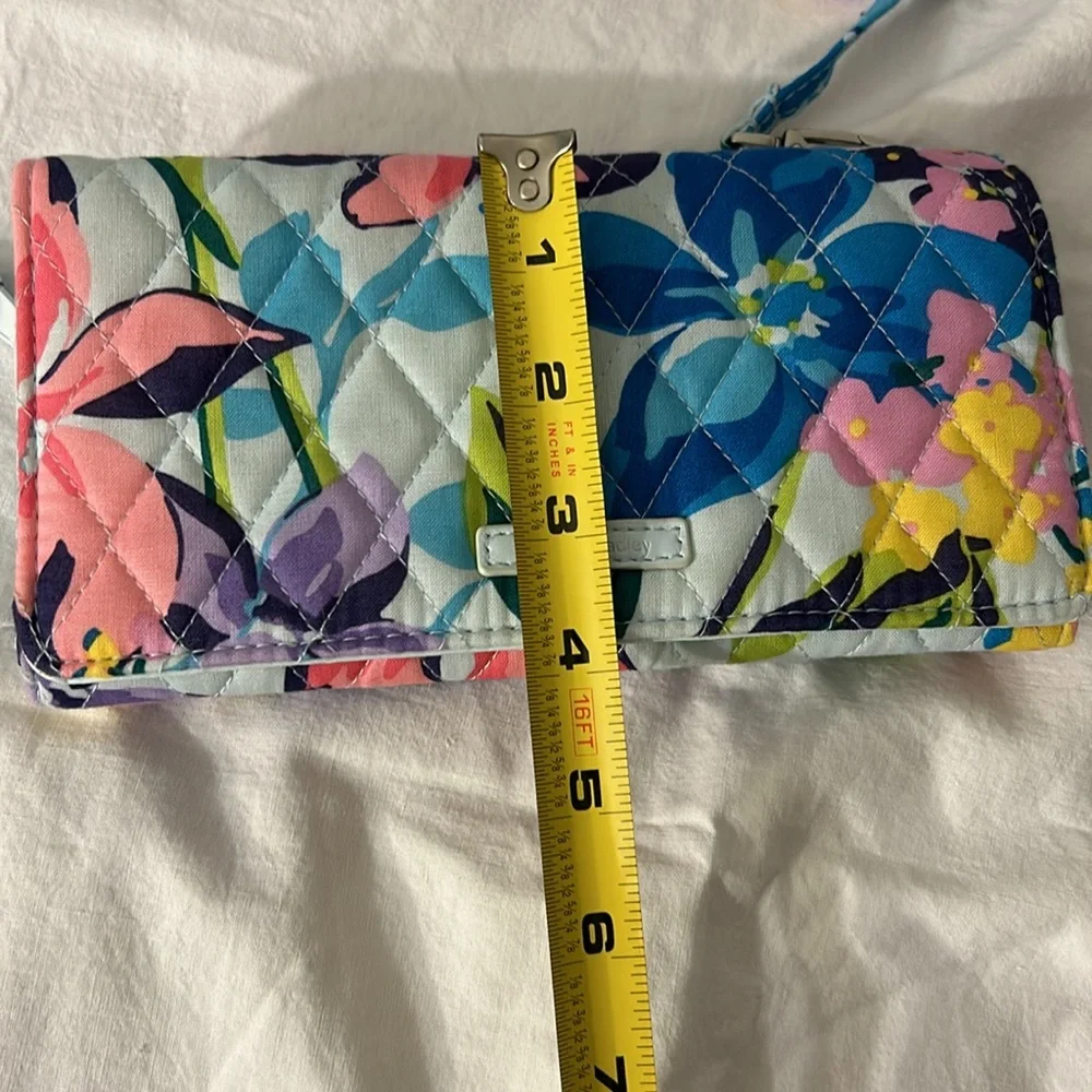 Vera Bradley Trifold Clutch with matching zip pouch - Picture 8 of 10